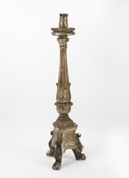 ITALIE, XIXème SIÈCLE Pique-cierge d'autel en bois doré et sculpté sur piètement...