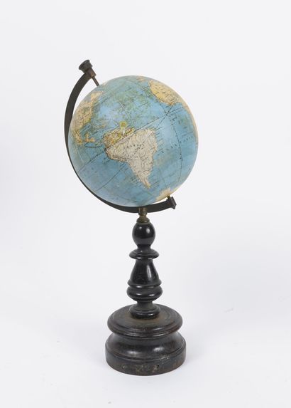 Louis Vivien de Saint-Martin (1802-1896) Globe terrestre en papier imprimé polychrome.

Pivote...