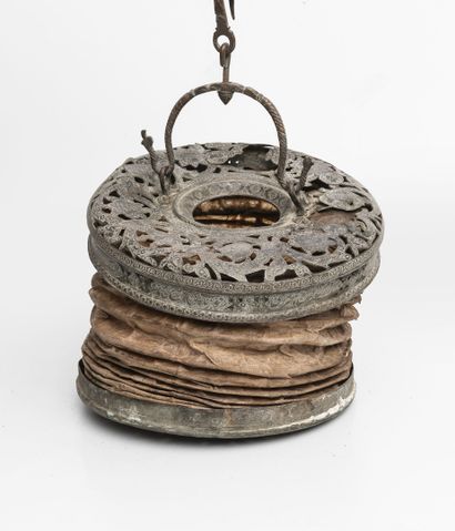 EMPIRE OTTOMAN, XIXème-XXème siècles Lanterne lumignon circulaire à soufflet à monture...