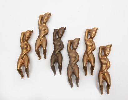 ASIE, XXème siècle Femmes médecins.

Six épreuves en bronze.

Long. : 15.5 cm.

Bulles...