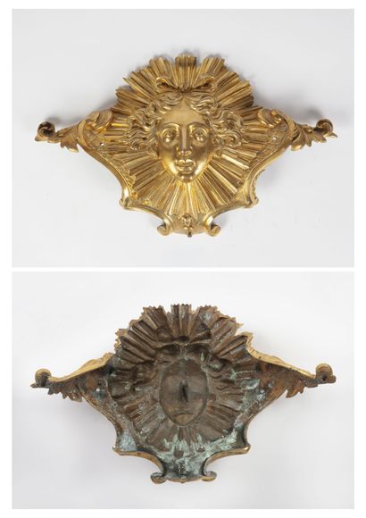 null Culot d'ameublement en bronze doré en forme de cartouche avec tête d'Apollon...