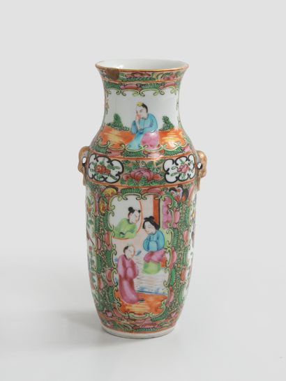 CHINE, XIXème-XXème siècles - Petit vase en porcelaine à décor polychrome de Canton.

H....