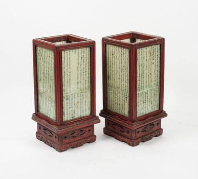 CHINE, XXème siècle Paire de petites lanternes à poser de section carrée en bois...