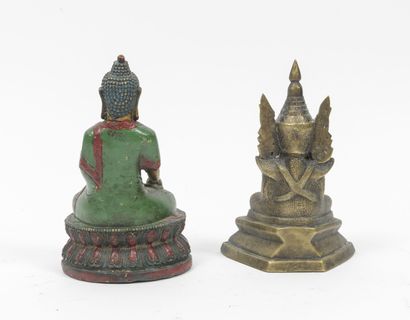 BIRMANIE ou CHINE, XXème siècle Bouddha. 

Trois statuettes en laiton doré, dont...