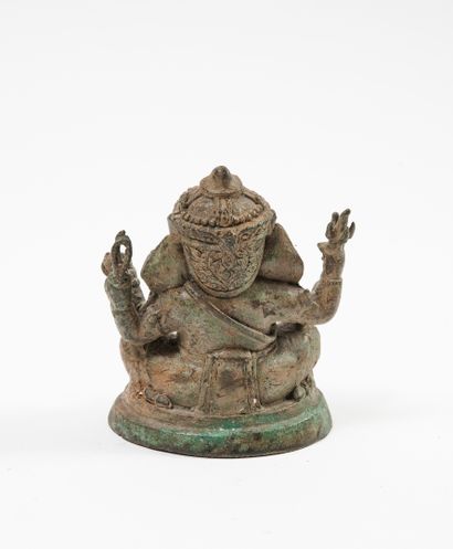 CAMBODGE, XXème siècle Petit Ganesh à quatre bras, assis en méditation. 

Style Khmer...