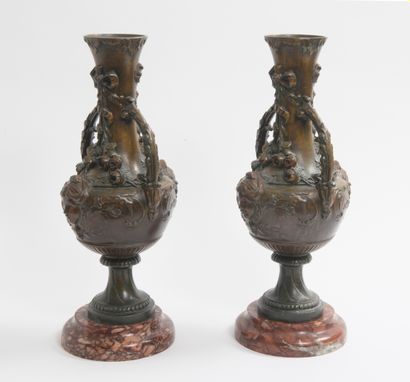 null Paire de vases en régule patiné monté sur des socles en marbre circulaire rouge...