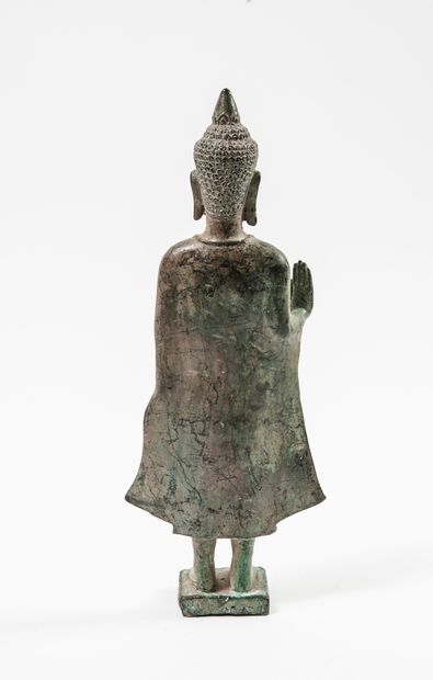 CAMBODGE, XXème siècle Bouddha debout en bronze de patine verte, la main droite levée...