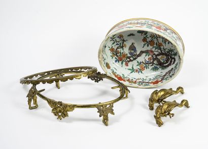 CHINE, XIXÈME SIÈCLE 
Jardinière ovale en porcelaine à décor émaillé polychrome et...