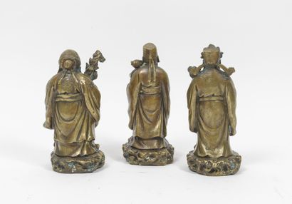 CHINE, XXème siècle Trois sages. 

Trois statuettes en bronze et alliages, à patine...