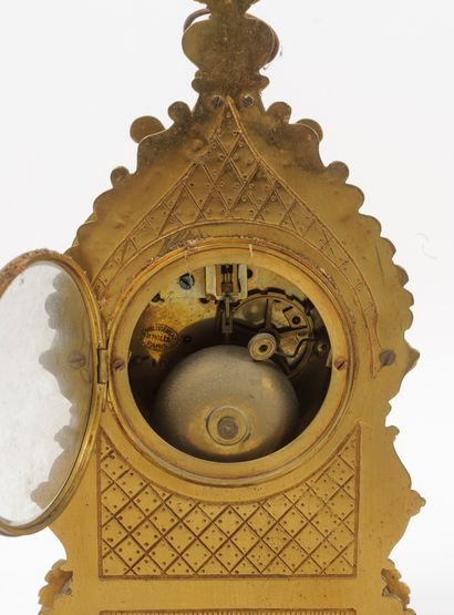 FRANCE, seconde moitié du XIXème siècle. Pendule en bronze et laiton dorés de forme...