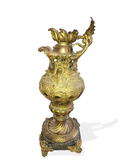Style Louis XV, fin du XIXème ou début du XXème siècle Buire décorative en bronze...