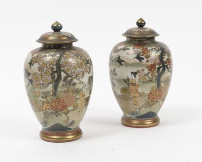 JAPON, Satsuma, début du XXème siècle. Paire de vases balustre couverts, en porcelaine...