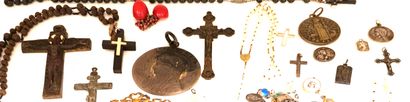 null Ensemble de médailles religieuses, chapelets, croix en métal, bronze, résine,...