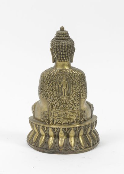BIRMANIE ou CHINE, XXème siècle Bouddha. 

Trois statuettes en laiton doré, dont...