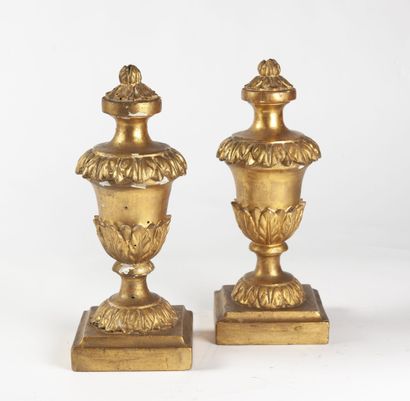 ITALIE, XIXème SIÈCLE Paire de vases ornementaux sur piédouches à bases carrées moulurées...