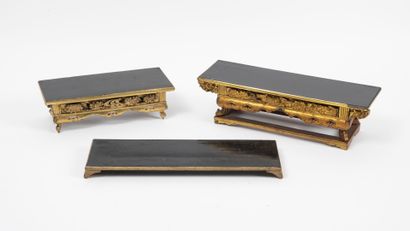 JAPON, XXème siècle Deux petits autels bouddhistes en bois laqué noir et doré, reposant...