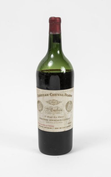 CHÂTEAU CHEVAL BLANC Magnum, 1962.

Niveau vidange.

Etiquette tachée, capsule a...