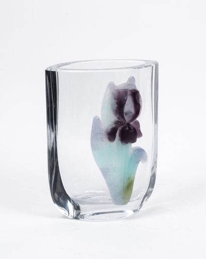 DAUM, France Vase en cristal à décor d'Iris en pâte de verre appliqué à chaud.

Signé...