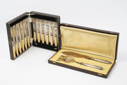 Angleterre Six silver plated fish cutlery with ivory resin handles.

Box (damaged).

ON...