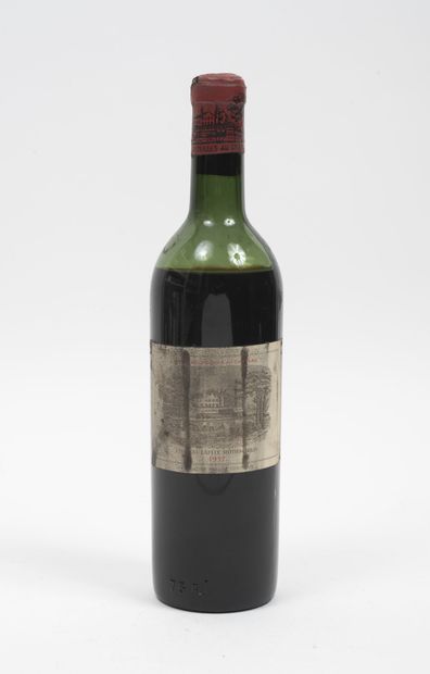 Château Lafite Rothschild 1 bouteille, 1957.

Niveau basse épaule - vidange.

Accident...