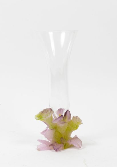 DAUM, France Vase cornet en cristal translucide et pâte de verre polychrome à décor...