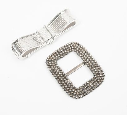 SWAROVSKI Boucle de ceinture en métal argenté formant un noeud.

Long. : 8 cm. 

Dans...