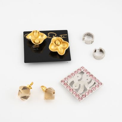 null 
Lot including :



- OSCAR DE LA RENTA




Gold-plated metal ear clips of shell...