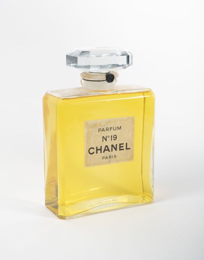 CHANEL N°19. 

Dummy perfume bottle. 

26.5 x 17.5 cm. 

Stained label.