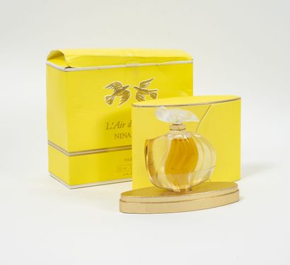 Nina RICCI The air of time.

The winged bottle of 35 ml of perfume, created by Lalique...