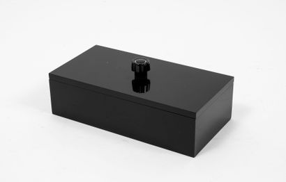 Rectangular jewelry box in black resin. 
Size:...