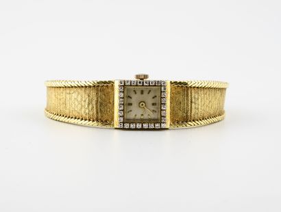 null Montre bracelet de dame en or jaune (750).

Boîtier carré, lunette ornée de...