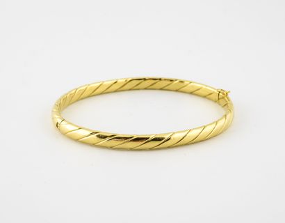 null Bracelet jonc ouvrant en or jaune (750) rainuré. 

Fermoir cliquet avec huit...