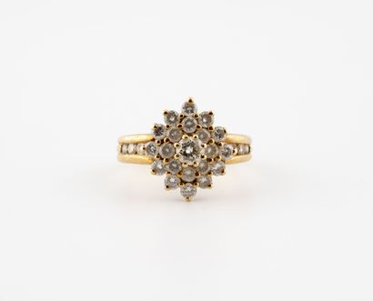 null Bague fleur en or jaune (750) ornée de petits diamants de taille brillant en...