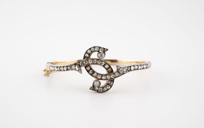null Bracelet jonc ouvrant en or rose (750) à motif de rinceaux ornés de diamants...