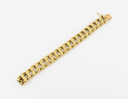 null Bracelet articulé en or jaune (750) à maille torsade. 

Fermoir cliquet avec...