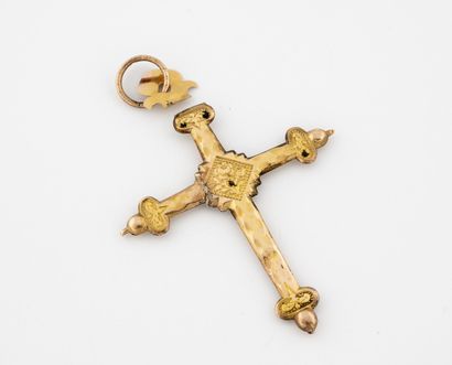 Pendentif croix en or jaune (750) martelé....