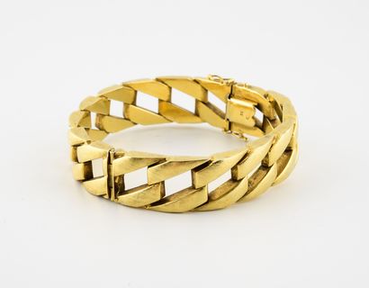 null Bracelet jonc rigide ouvrant en or jaune (750) guilloché. 

Fermoir cliquet...