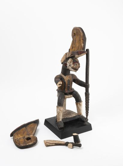 NIGÉRIA, IKENGA Statuette en bois sculpté et patiné.

H. totale : 51 cm.

Nombreux...