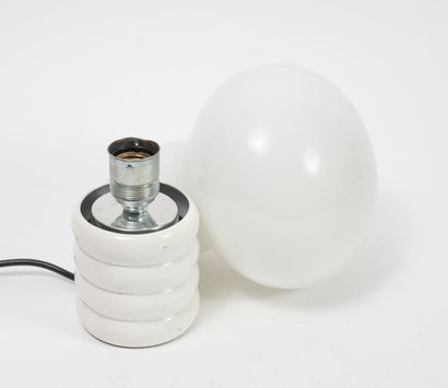 Ingo MAURER (1932-2019) Lampe dite Bulb.

En métal laqué blanc et verre opalin.

Edition...