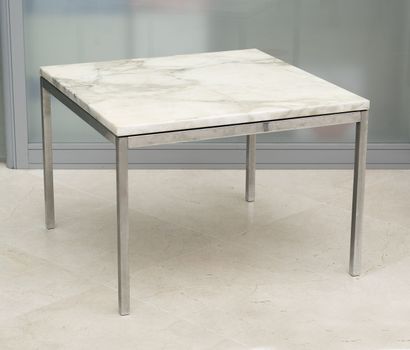 Florence KNOLL (1917-2019), attribué à Table basse.

En acier chromé et plateau de...