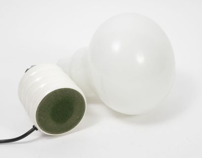 Ingo MAURER (1932-2019) Lampe dite Bulb.

En métal laqué blanc et verre opalin.

Edition...