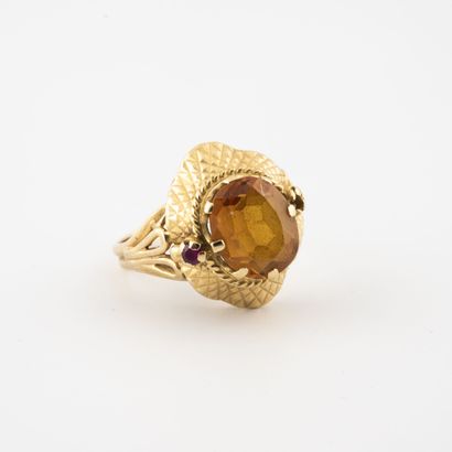 null Yellow gold (750) ring with a raised bezel and a faceted orange stone in a claw...