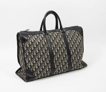 DIOR Sac de voyage en toile monogrammé et cuir marine.

Grande poche intérieure avec...