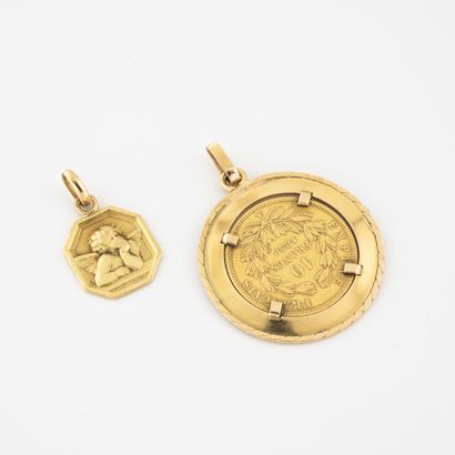 null Deux médailles en or jaune (750) , l'une ornée d'une pièce de 10 francs or,...