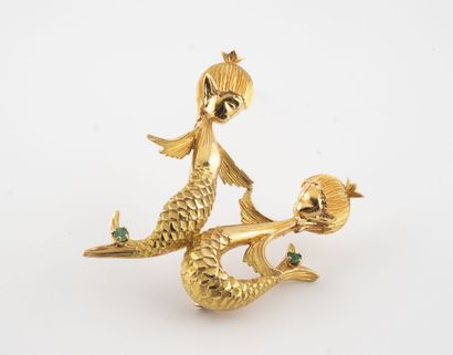 null Yellow gold (750) brooch of the astrological sign Pisces, showing two fish with...