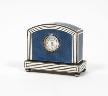  A silver (900 / min. 800) clock on a rectangular base, with translucent blue enamel...