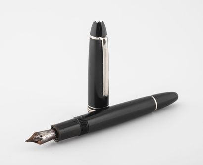 MONTBLANC, MEISTERSTUCK Black resin and silver metal fountain pen. 

Many scratches...