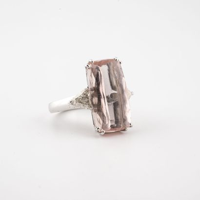 null Bague en or gris (750) ornée d'une morganite facettée épaulée de deux diamants...