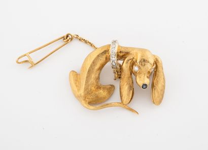 Broche chien en or jaune (750) guilloché,...