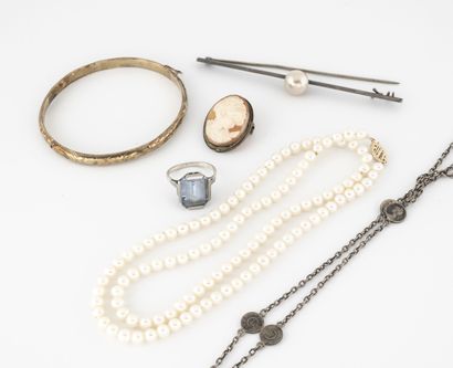 null Lot de bijoux de fantaisie comprenant un collier de perle fantaisie, un bracelet...